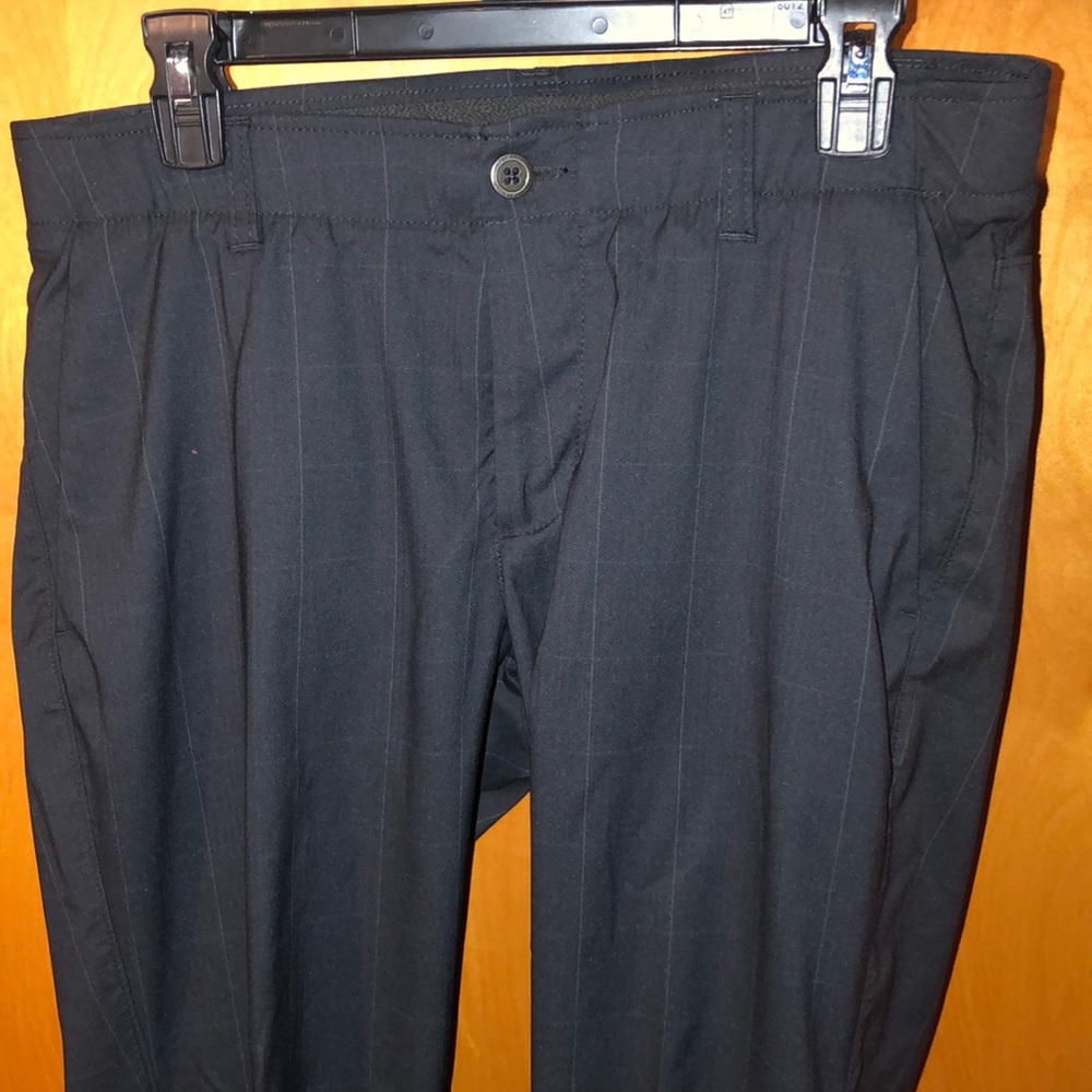 Under Armour golf pants 34x30 black w/ checker